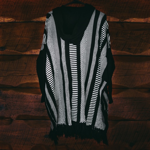 Francesca's Collection | Quinn • LongSleeve Poncho - Picture 2 of 4